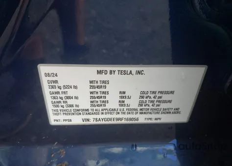 2024 Tesla Model Y Long Range Dual Motor All-Wheel Drive z USA, uszkodzony, nr VIN 7SAYGDEE9RF169056
